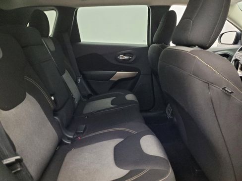 Used 2018 Jeep Cherokee Latitude w/ Altitude Package image 19