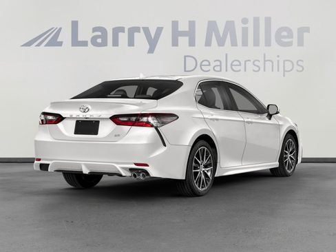Used 2023 Toyota Camry SE image 2