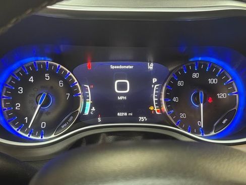 Used 2022 Chrysler Pacifica Limited w/ Uconnect Theater Family Group FWD image 24