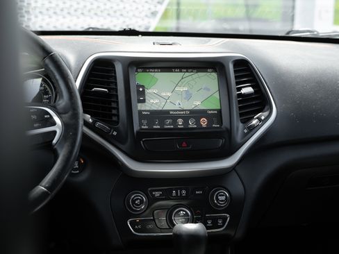 Used 2016 Jeep Cherokee Trailhawk w/ Comfort/Convenience Group AWD/4WD image 12