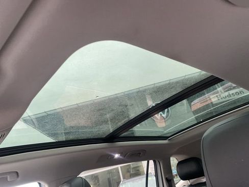 Certified 2024 Volkswagen Tiguan SE w/ Panoramic Sunroof Package image 13