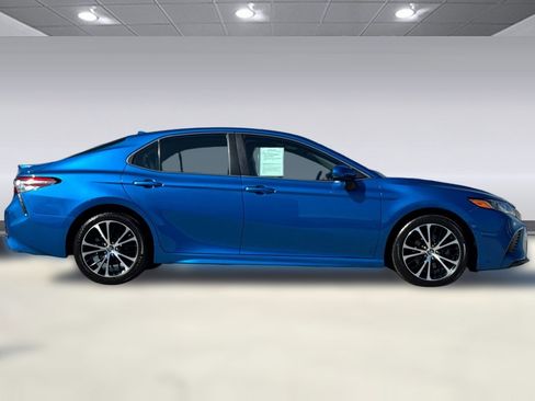 Used 2019 Toyota Camry SE image 2
