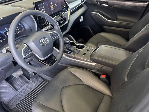 Certified 2024 Toyota Highlander Limited FWD image 9