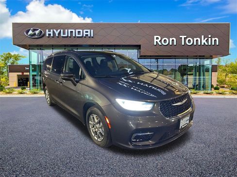 Used 2021 Chrysler Pacifica Touring image 3