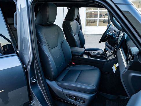 Used 2025 Lexus GX 550 w/ Accessory Package (2T) image 31