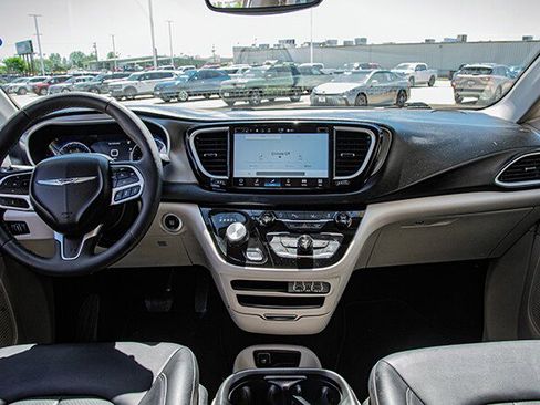 Used 2024 Chrysler Pacifica Touring-L FWD image 5