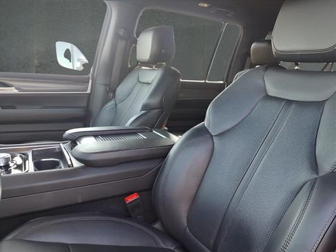 Certified 2024 Jeep Wagoneer L Series II w/ Flexible Seating Group AWD/4WD image 39