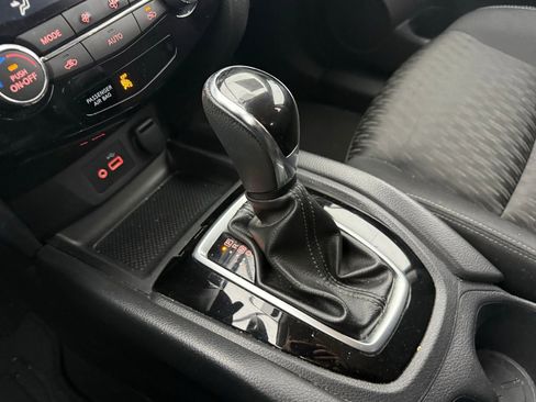 Used 2018 Nissan Rogue SV image 17