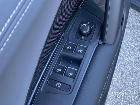 New 2026 Volkswagen Tiguan SE R-Line FWD image 17