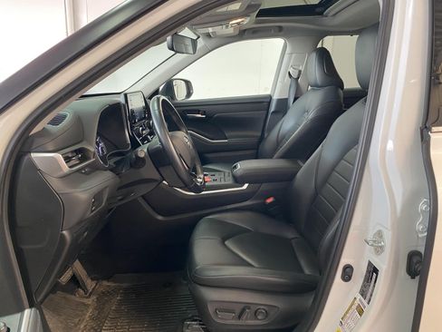 Used 2021 Toyota Highlander XLE AWD/4WD image 24