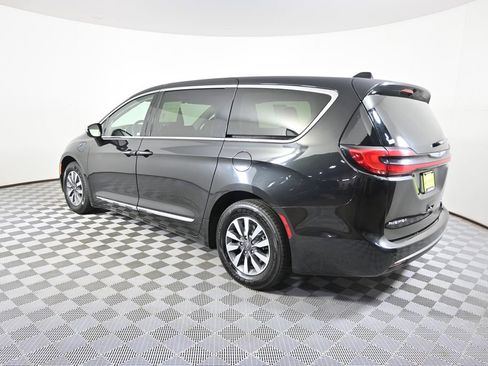 Used 2023 Chrysler Pacifica Limited FWD image 4