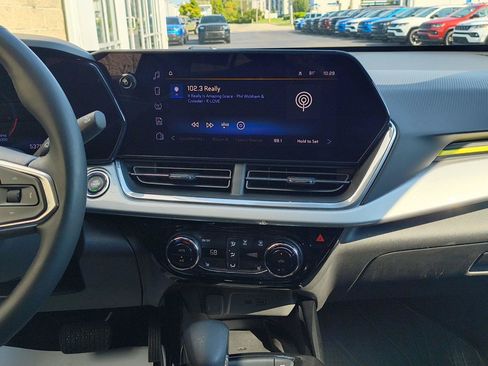 Used 2024 Chevrolet Trax LT w/ Sunroof Package FWD image 15