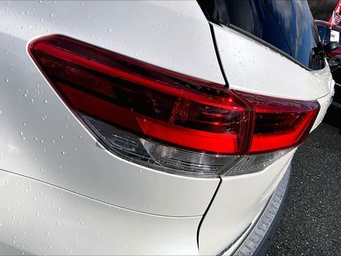 Used 2019 Toyota Highlander XLE image 28