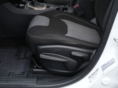 Used 2017 Jeep Cherokee Sport w/ Safety Group image 18