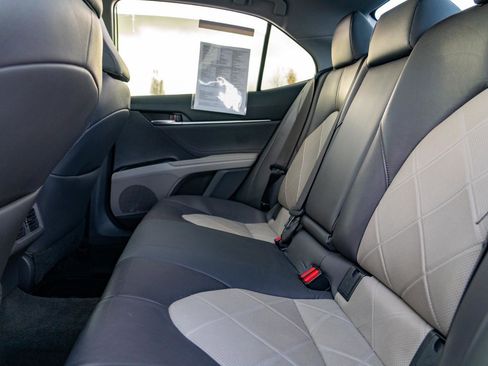 Used 2018 Toyota Camry XLE image 27