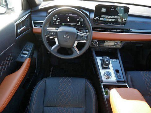 Used 2025 Mitsubishi Outlander SEL image 10