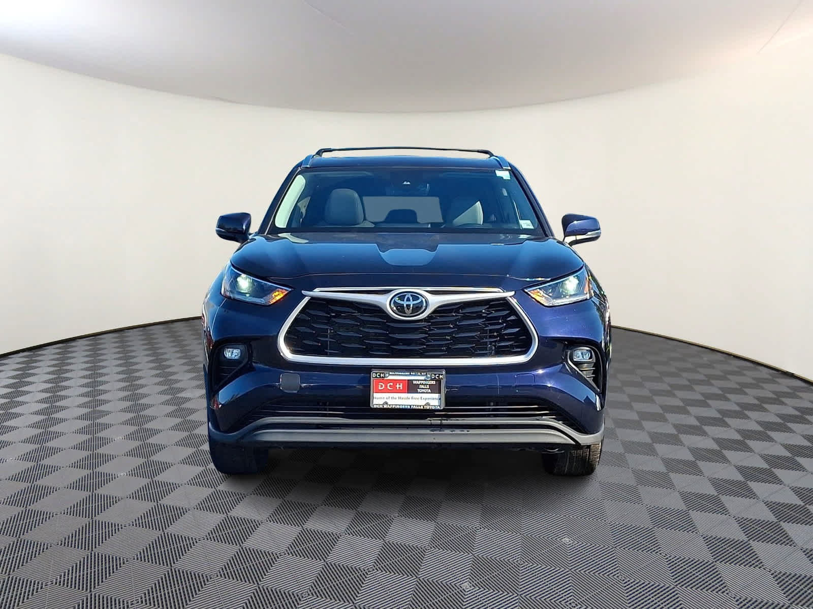 Certified 2021 Toyota Highlander XLE AWD/4WD image 3