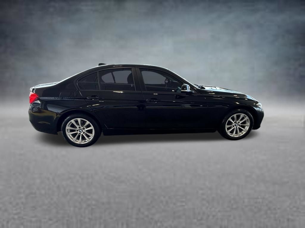 Used 2016 BMW 320i xDrive Sedan AWD/4WD image 3