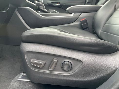 Used 2020 Toyota Highlander XLE image 34