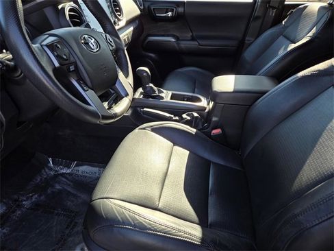 Used 2022 Toyota Tacoma TRD Off-Road image 10