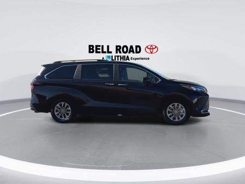 Used 2024 Toyota Sienna XLE FWD image 9