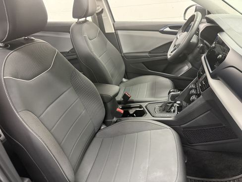 Certified 2023 Volkswagen Taos SE w/ Panoramic Sunroof Package FWD image 5