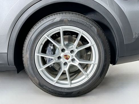 Certified 2025 Porsche Cayenne AWD/4WD image 33