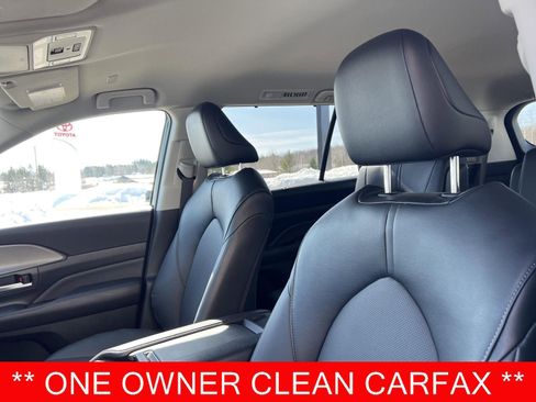 Used 2025 Toyota Grand Highlander AWD image 3