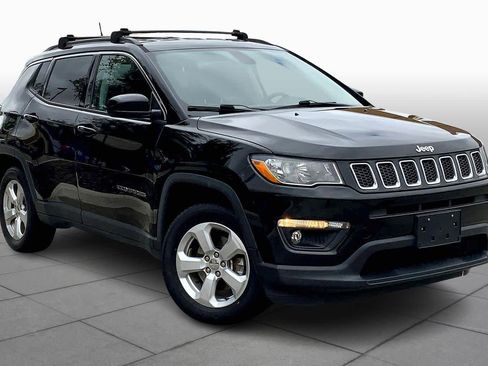 Used 2017 Jeep Compass Latitude image 2