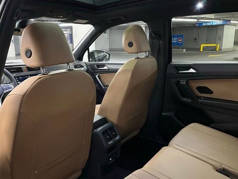 Used 2024 Volkswagen Tiguan SE w/ Panoramic Sunroof Package image 21