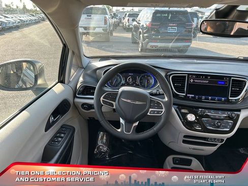 Used 2023 Chrysler Pacifica Touring-L image 14