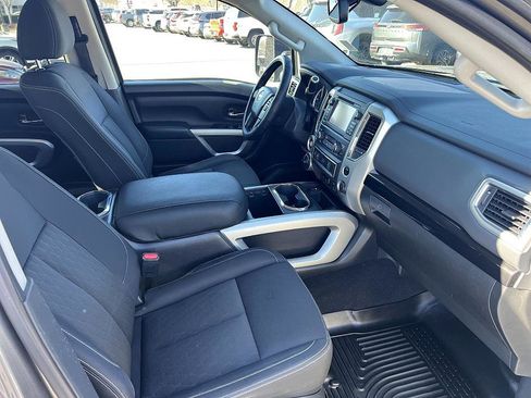 Used 2018 Nissan Titan SV w/ SV Convenience Package image 17