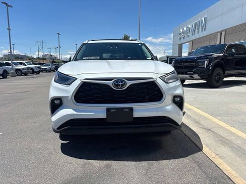 Used 2023 Toyota Highlander XLE AWD/4WD image 2