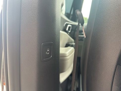 Used 2024 Kia Carnival EX FWD image 13