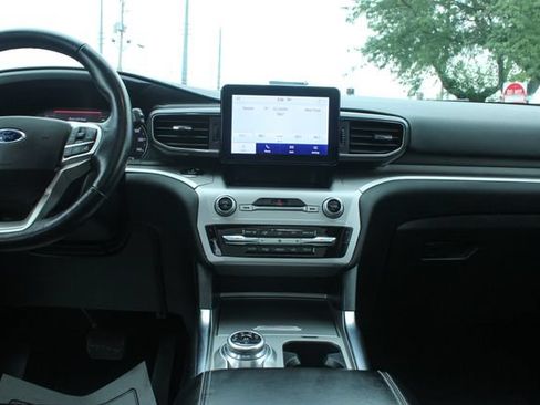 Used 2020 Ford Explorer XLT w/ Equipment Group 202A AWD/4WD image 17