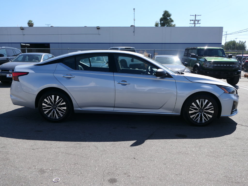 Used 2024 Nissan Altima 2.5 SV FWD image 2