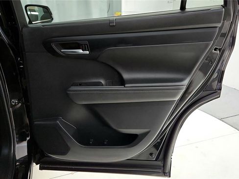 Used 2024 Toyota Highlander XLE image 19