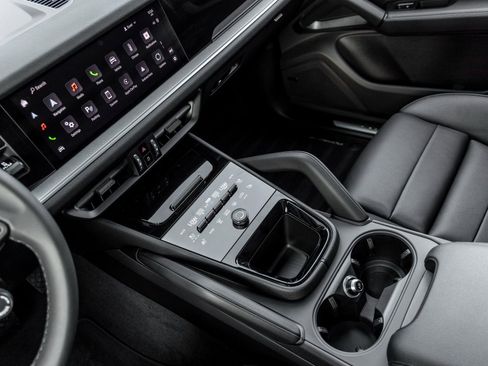 Certified 2025 Porsche Cayenne image 25