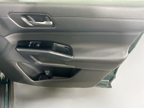 Used 2025 Nissan Pathfinder SL FWD image 32