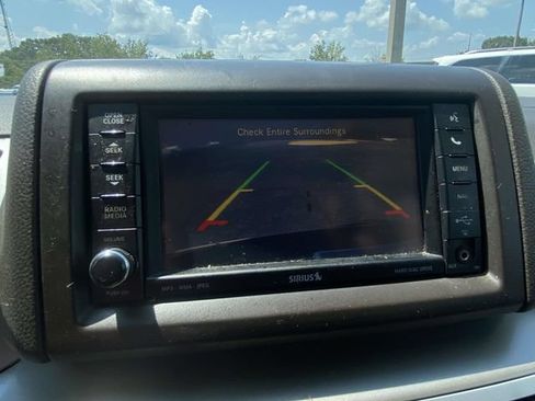 Used 2012 Volkswagen Routan SEL FWD image 17