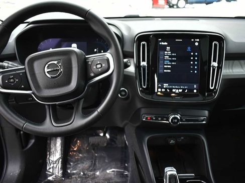 Used 2025 Volvo XC40 B5 Plus image 14