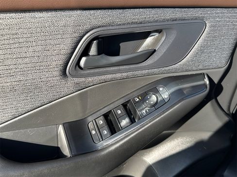 Used 2023 Nissan Rogue S image 26