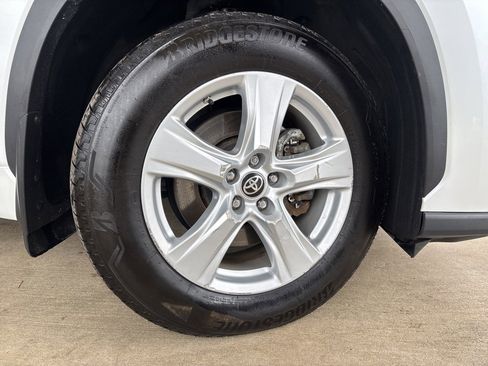 Used 2024 Toyota Highlander LE image 35