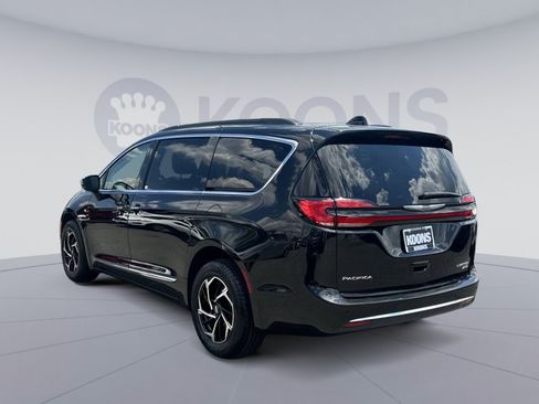 Used 2023 Chrysler Pacifica Limited w/ Uconnect Theater Family Group AWD/4WD image 8