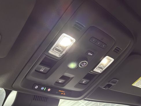 Used 2023 GMC Yukon XL SLT image 23