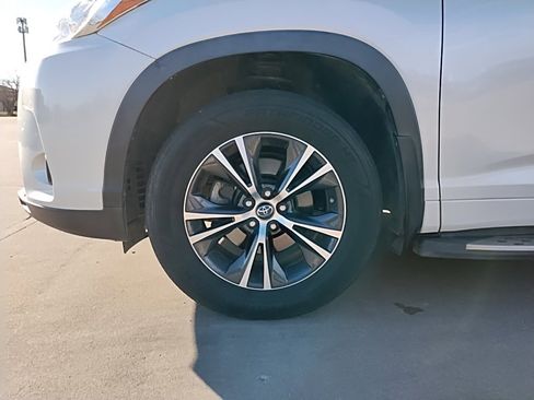 Used 2018 Toyota Highlander Plus image 14