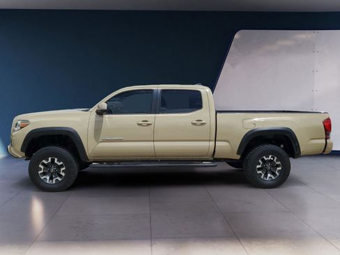 Used 2017 Toyota Tacoma TRD Off-Road w/ Premium & Technology Package AWD/4WD image 2
