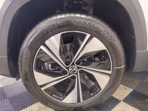 New 2025 Volkswagen Taos SE image 5