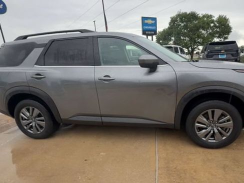 Used 2025 Nissan Pathfinder SV FWD image 9