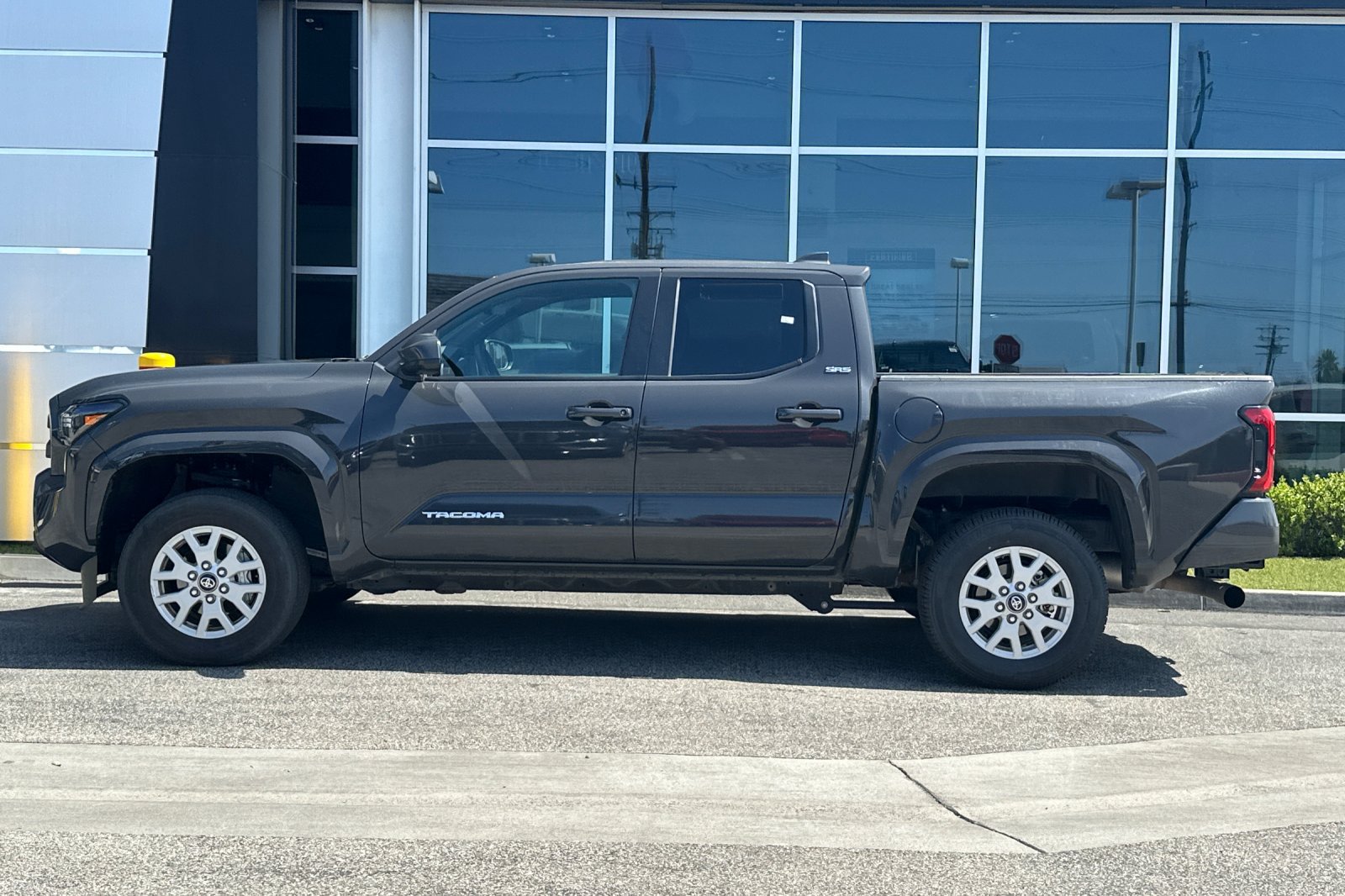 Used 2025 Toyota Tacoma SR5 AWD/4WD image 7